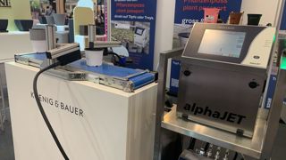 L’entreprise allemande Koening & Bauer a mis au point une machine qui imprime le passeport phytosanitaire européen directement sur les pots plastiques. Ici en démonstration lors du salon allemand IPM Essen en 2020 ©Léna Hespel
